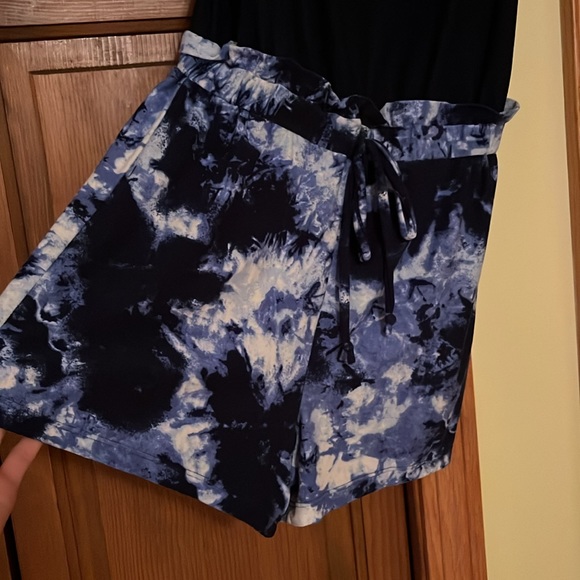 No boundaries, women’s size extra small blue and white romper - Picture 2 of 8